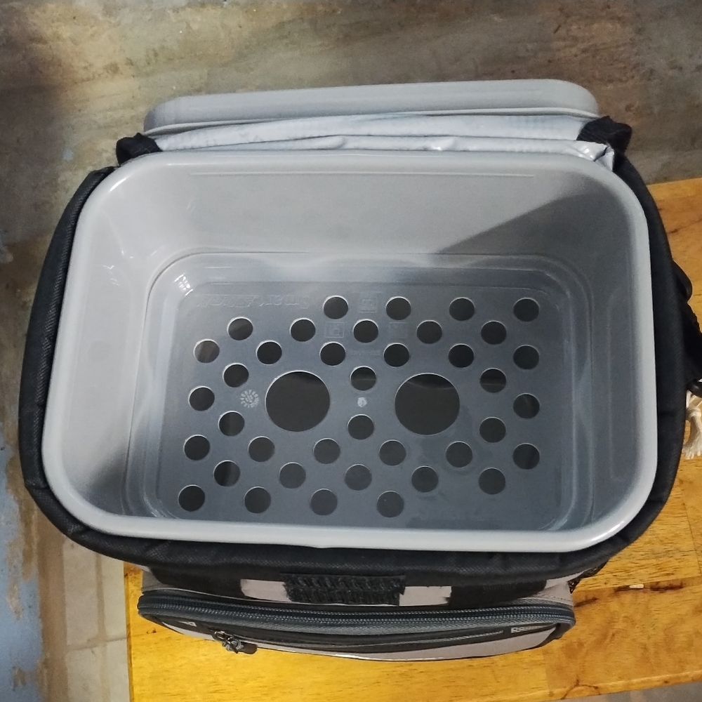 Tommy Bahama Zipperless Coldlok Hardbody Cooler - Picture 3 of 4